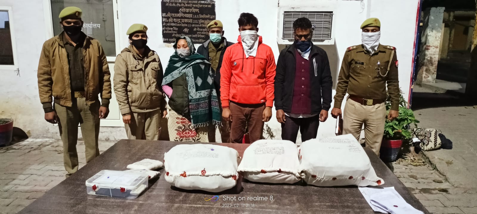 अन्तर्राष्ट्रीय बाजार मे 43 करोड 60 लाख रूपये कीमत की 21 किलो 800 ग्राम चरस के साथ नेपाली महिला सहित 03 अन्तर्राष्ट्रीय तस्कर गिरफ्तार