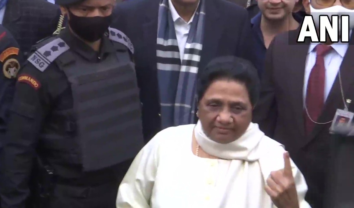 बसपा प्रमुख मायावती ने डाला वोट, कहा- सपा को वोट देना मतलब गुंडा राज को समर्थन देना