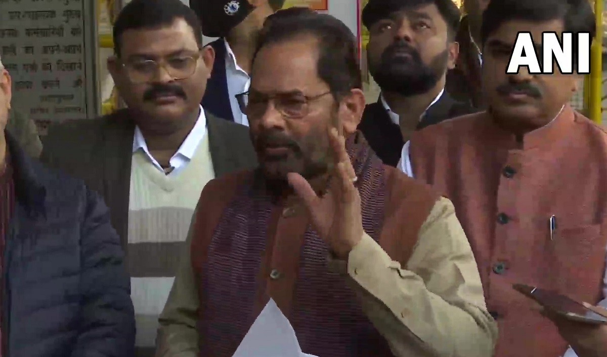 चुनाव आयोग से मिला भाजपा प्रतिनिधिमंडल, नकवी बोले- बुर्के की आड़ में हो रही फर्जी वोटिंग