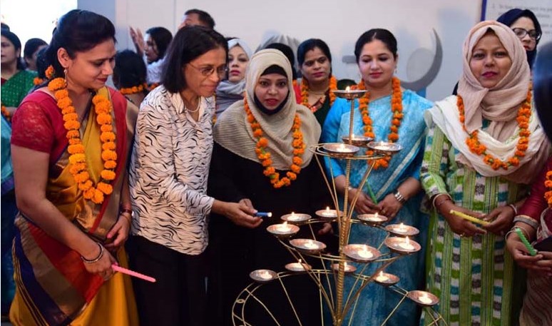 सी.एम.एस. में पुरष्कृत हुए मेधावी छात्र