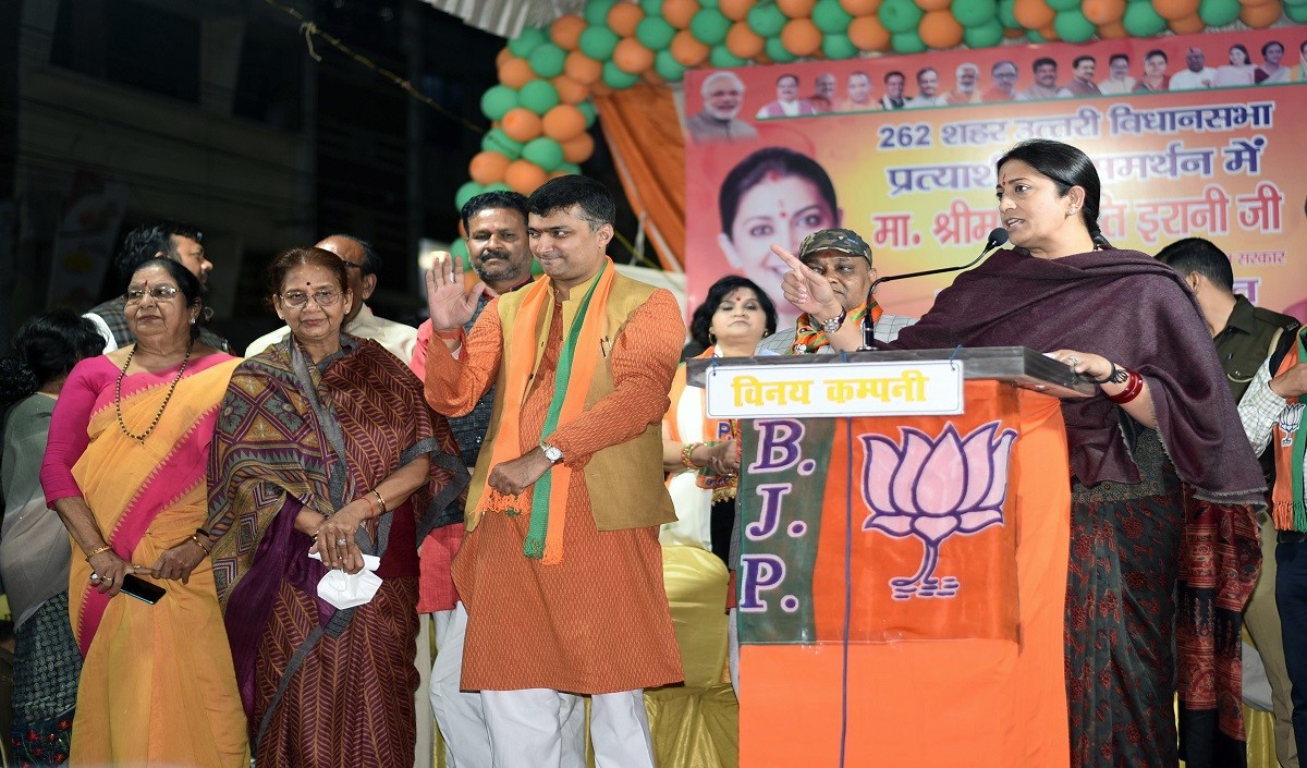 प्रियंका गांधी पर स्मृति ईरानी का तंज, कहा- पार्टी में जान फूँकने आई थीं, पार्टी फूँक कर चली गईं
