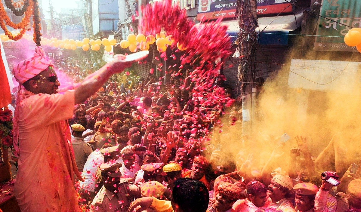 भगवाधारी के राजतिलक की भव्य तैयारी: तारीख, जगह, वक्त और मेहमानों की लिस्ट मुकर्रर