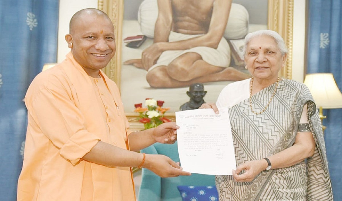योगी आदित्यनाथ ने की राज्यपाल आनंदीबेन पटेल से की मुलाकात, पेश किया उत्तर प्रदेश में सरकार बनाने का दावा