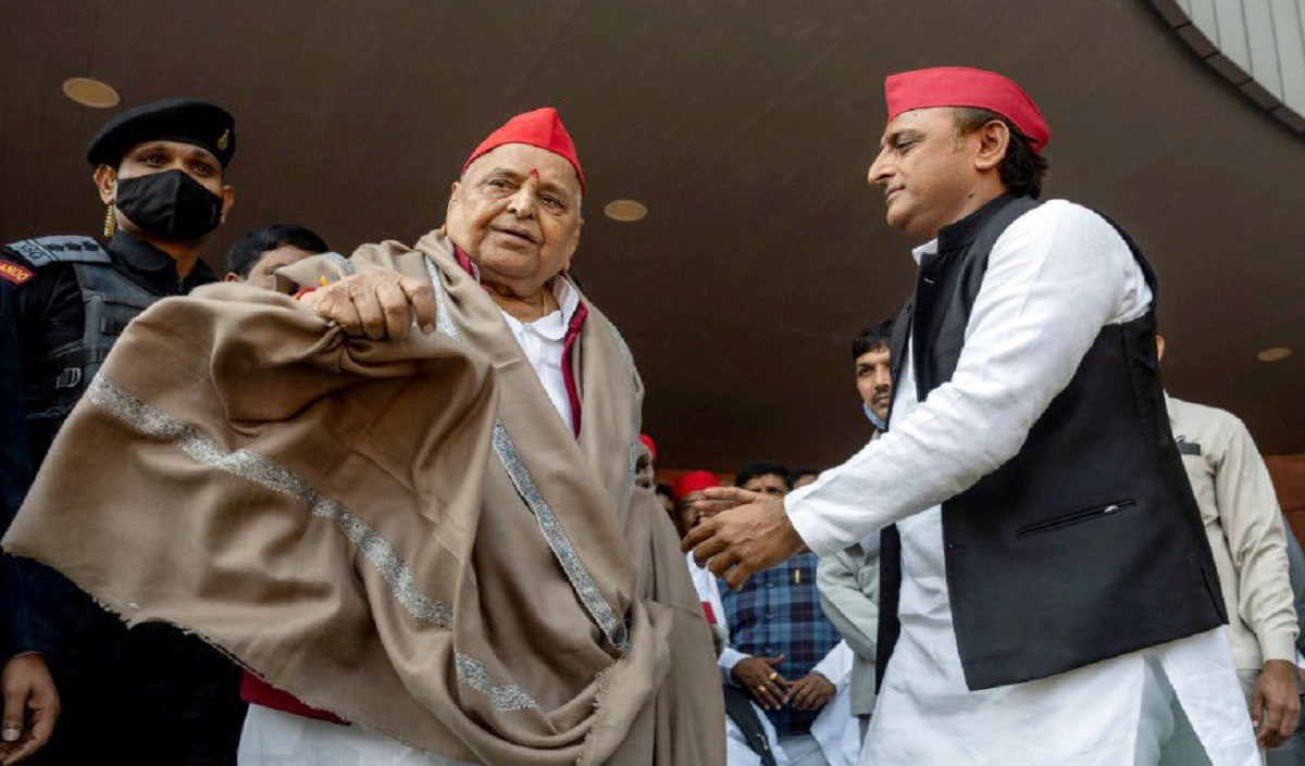 मुलायम सिंह यादव से मिले अखिलेश, क्या शिवपाल यादव को लेकर हुई कोई बात?