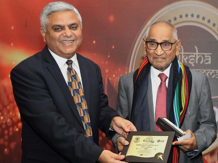 Dr Jagdish Gandhi honoured with Shiksha Gaurav Samman