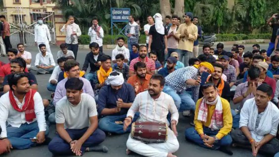 बीएचयू में इफ्तार के विरोध में कुलपति आवास के बाहर पढ़ी हनुमान चालीसा