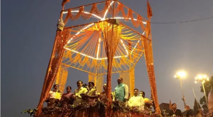 वाराणसी पहुंचे उपराष्ट्रपति: रेलवे स्टेशन पर हुआ भव्य स्वागत