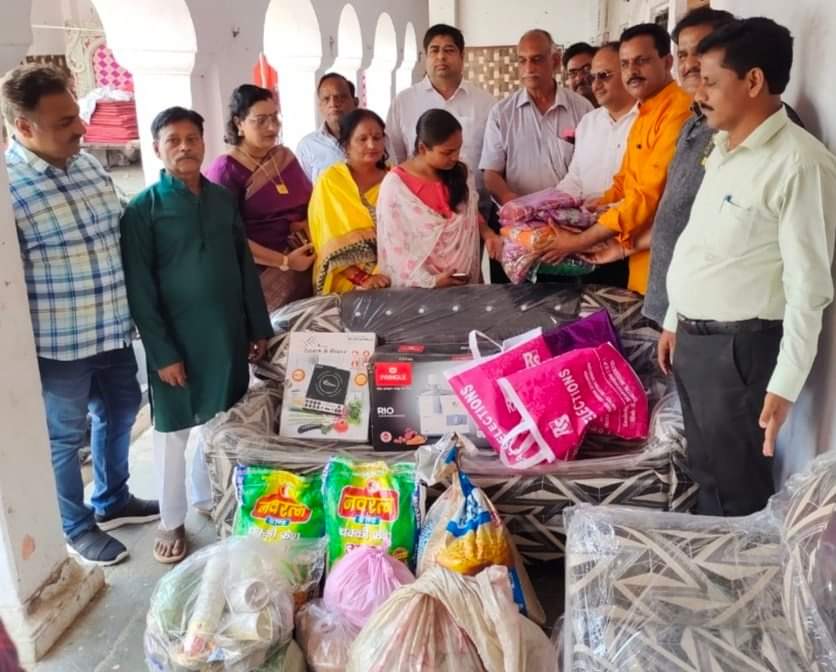 आदर्श दिव्यांग कल्याण संस्थान समिति ने गरीब कन्या विवाह के लिए  जरूरी सामान किया भेट