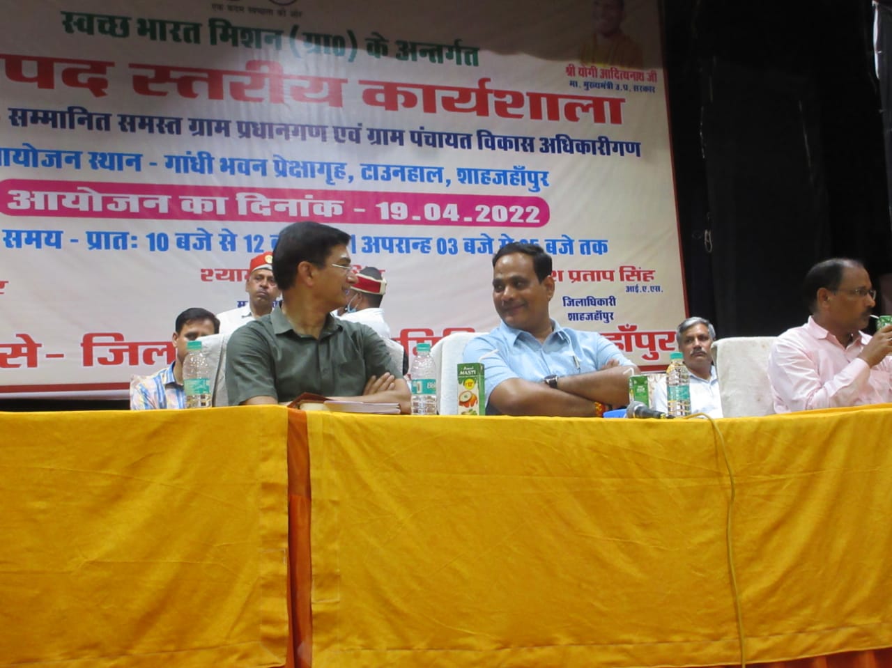 ग्राम प्रधानो से कहा कि पंचायत स्तर पर राशन वितरण का कार्य पारदर्शिता से हो सभी जरूरतमंद के लिये राशन बिना घटतौली बिना भेदभाव के ससमय उपलब्ध कराया जाए