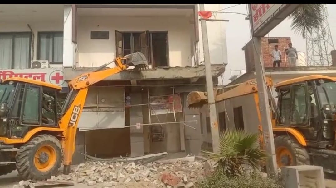 भाजपा का दामन छोड़ कर सपा में शामिल होने वाले पूर्व विधायक और सपा प्रत्याशी की अवैध बिल्डिंग पर चला बाबा का बुलडोजर 