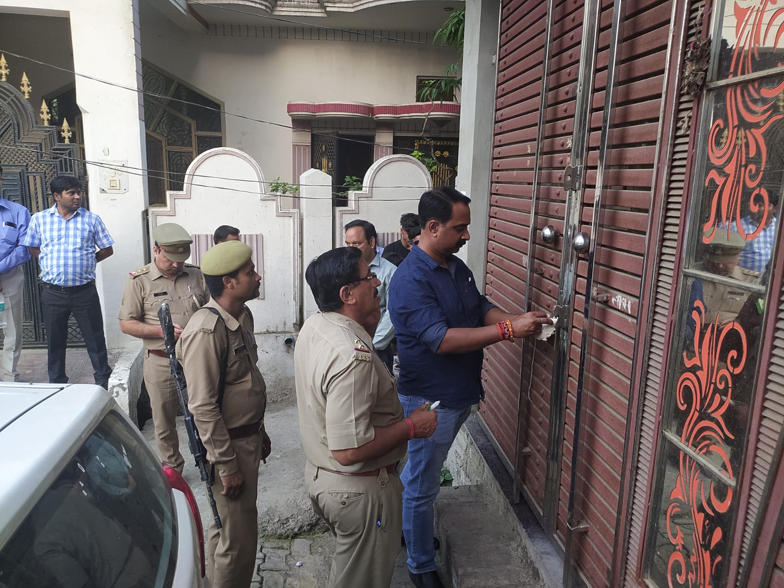 सूदखोरो की संपत्ति कुर्क, पुलिस-प्रशासन के अधिकारियों के साथ ढोल नगाड़ा बजाने वाले भी पहुंचे