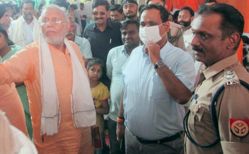 हनुमान जंयती के अवसर पर जिलाधिकारी उमेश प्रताप सिंह एवं पुलिस अधीक्षक एस आनन्द ने हनुमतधाम पहुचं कर पूजा अर्चना की साथ ही भण्डारे का प्रसाद भी ग्रहण किया