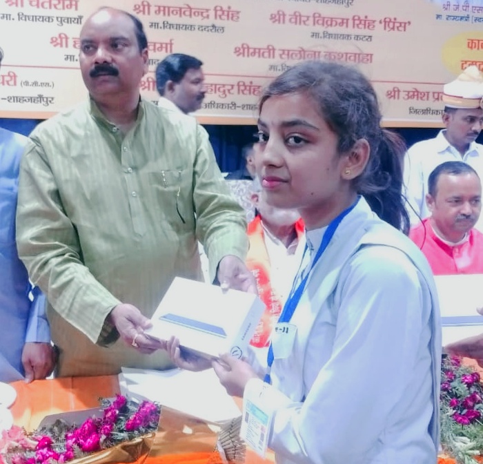 सांसद अरुण सागर, कैबिनेट मंत्री सुरेश खन्ना, राज्यमंत्री जेपीएस राठौर ने राजकीय पॉलिटेक्निक के छात्र एवं छात्राओं को टेबलेट वितरित किए