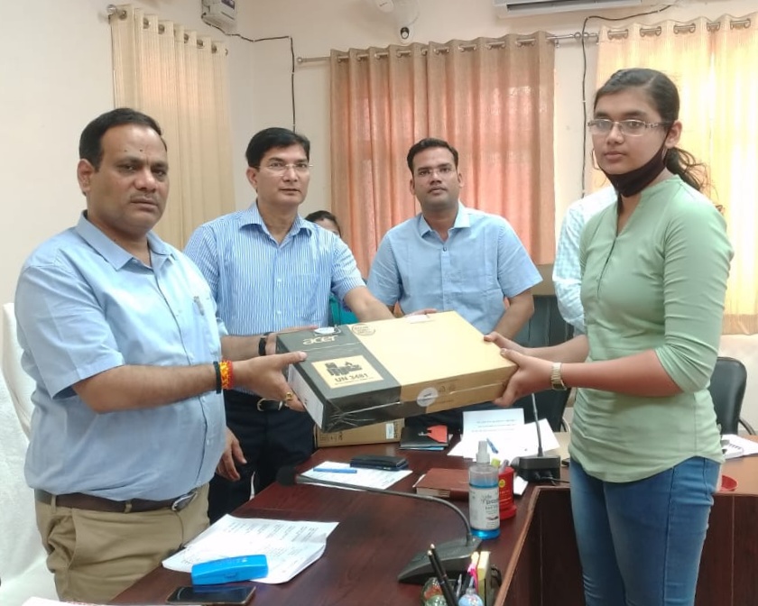 कोविड से अपने माता या पिता खो चुके कक्षा 9th से 12th तक के 09 विद्यार्थियों को उनकी बेहतर शिक्षा हेतु जिलाधिकारी ने किया लैपटाप वितरित
