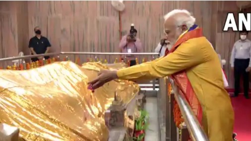 कुशीनगर में पीएम मोदी ने बुद्ध महापरिनिर्वाण मंदिर में की पूजा, चढ़ाया चीवर 