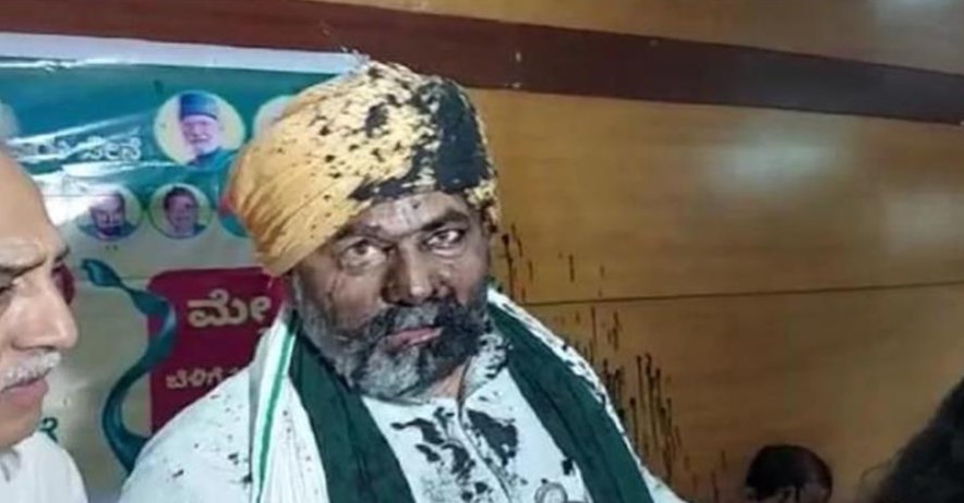 भरी सभा में किसान नेता राकेश टिकैत को एक शख्स ने जड़े थप्पड़ तो दूसरे ने चेहरे पर फेंकी स्याही