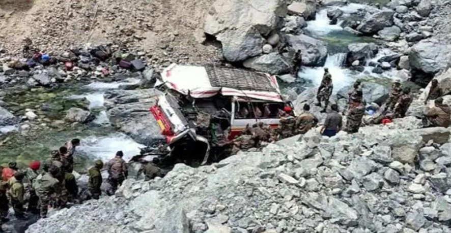 लद्दाख में सड़क हादसे का शिकार हुए भारतीय सैनिक, 7 जवानों की मौत...कई घायल