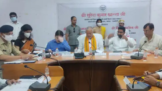 योगी सरकर के मंत्री सुरेश खन्ना ने अधिकारियों को दिखाए तेवर 