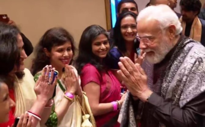 तीन देशों की यात्रा के पहले चरण में जर्मनी पहुंचे मोदी: भारतीय समुदाय ने किया जोर स्वागत, मोदी ने भी जाना हाल