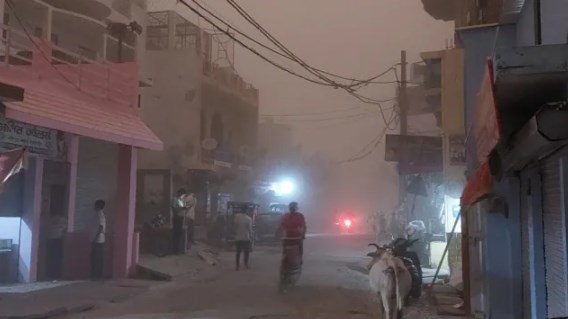 यूपी का बदला मौसम: शामली,शाहजहांपुर, बदायूं समेत कई जिलों में आंधी बारिश, मथुरा में गिरे ओले