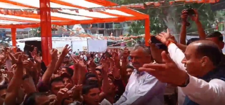 अनोखे अंदाज में नजर आए सीएम जयराम ठाकुर, कार्यकर्ताओं संग डाली सराजी नाटी