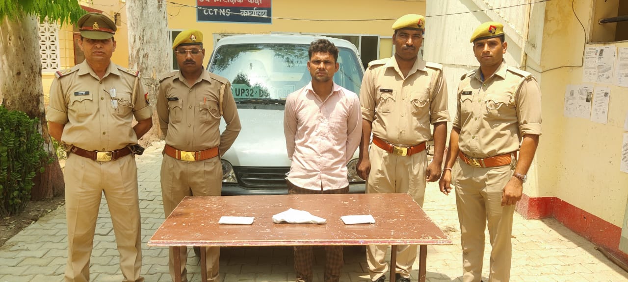 पुलिस ने कार रोकने को कहा, लेकिन कार में बैठे मदमाशो ने पुलिस पर फायरिंग करना शुरू कर दी