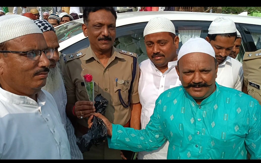शहीदों की नगरी शाहजहांपुर में ईद की नमाज पढ़ने के बाद लोगों ने एक दूसरे को दी मुबारकबाद