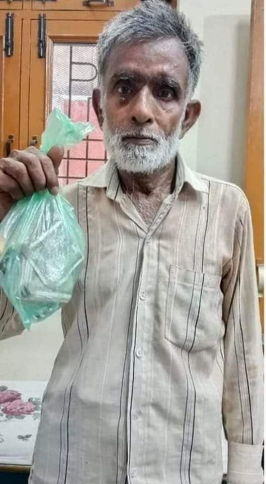 गरीब रिक्शा चालक लईक अहमद ने पेश की ईमानदारी की मिसाल