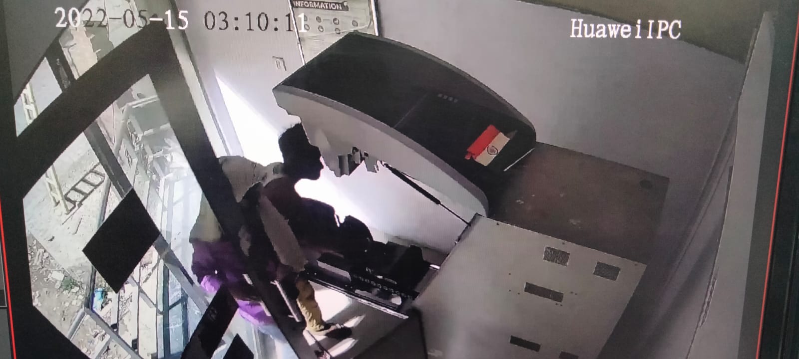ट्रक से बैंक एटीएम चुराने आये बदमाश,अलार्म बजते ही भागे 