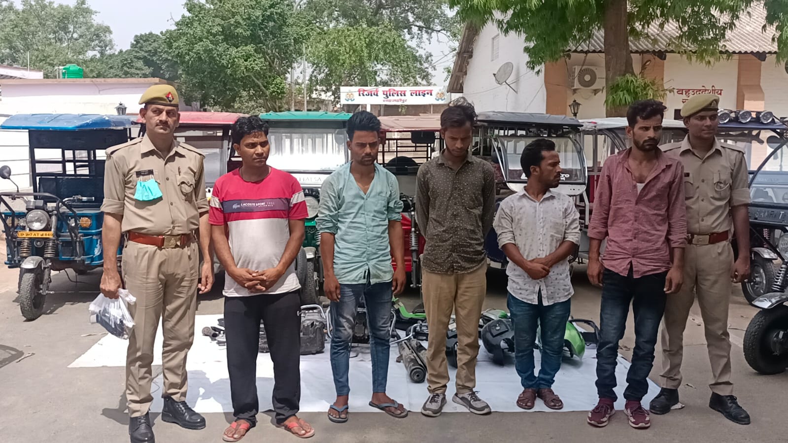 अर्न्तराज्यीय ई-रिक्शा चोर गैंग का खुलासा,चोरी किए गए 13 ई-रिक्शा और अवैध असलहां  कारतूस सहित नशीली गोलियां बरामद