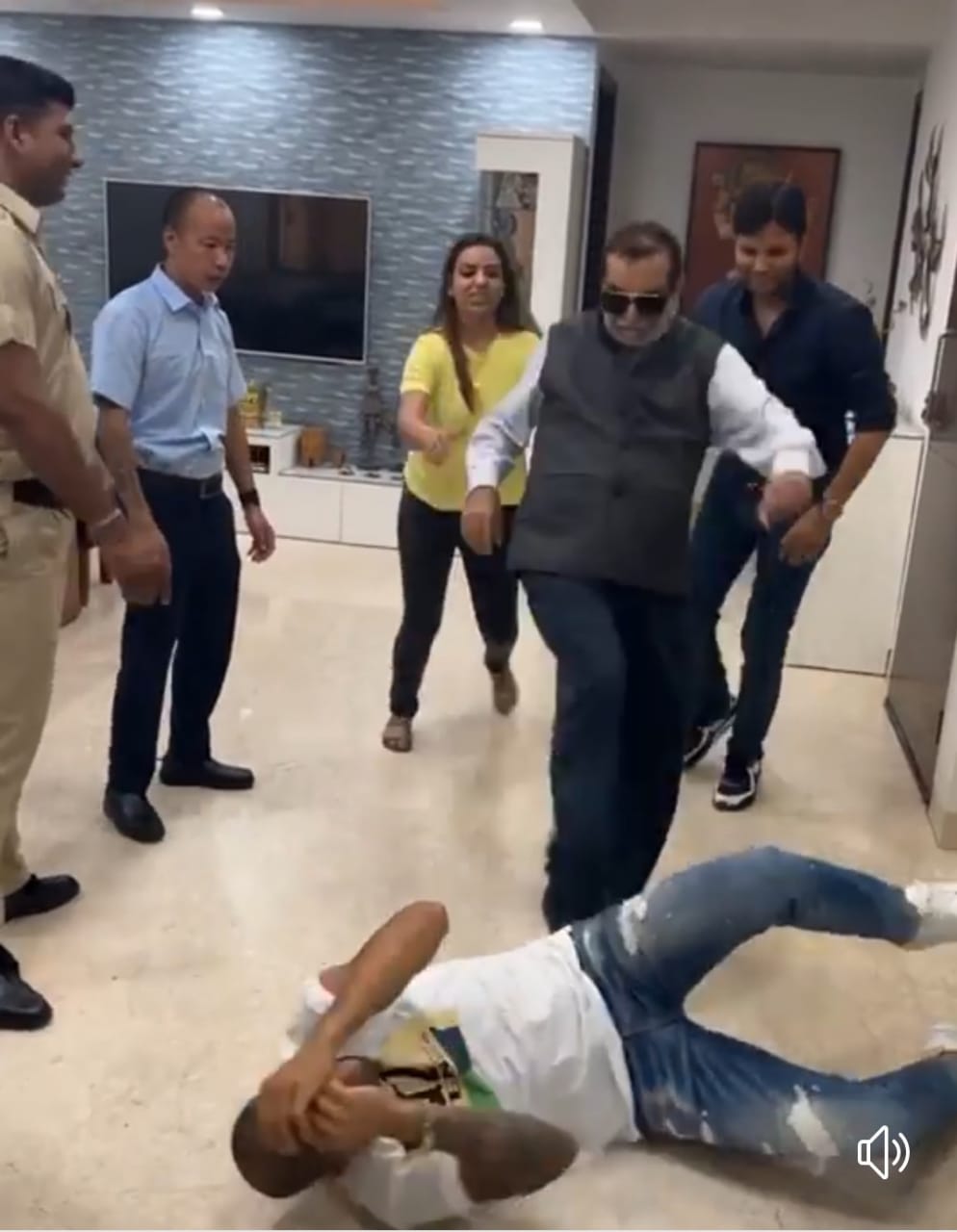IPL खेल कर घर वापस लौटे धवन, पिता ने  लात-घूंसे से किया स्वागत