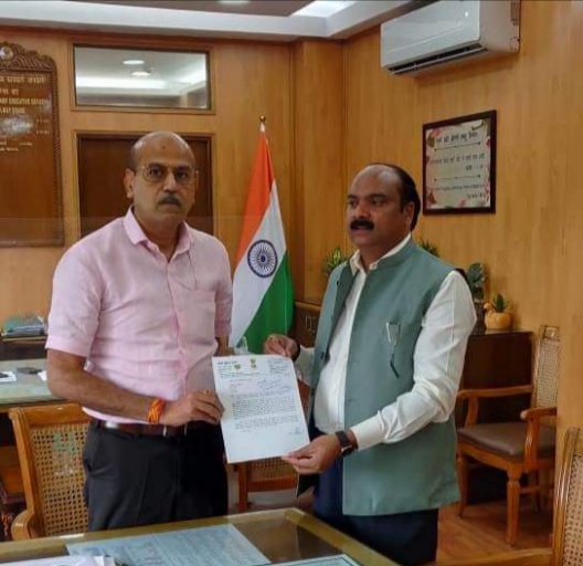 सांसद अरुण सागर ने मालगोदाम रोड़ के निर्माण में कार्यदायी संस्था द्वारा अभियंताओं की मिलीभगत से निर्माण कार्य में घटिया सामग्री का प्रयोग किए जाने का लगाया आरोप 