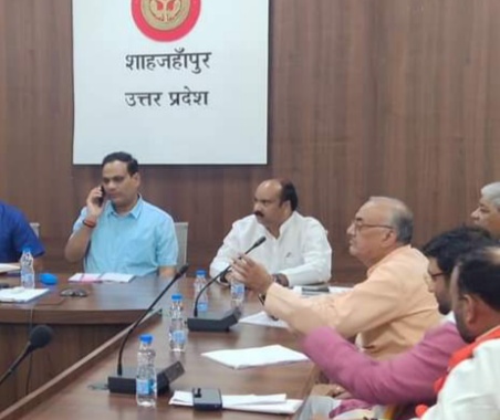 जनपद शाहजहांपुर की समन्वय बैठक में सांसद अरूण सागर ने लोक निर्माण विभाग द्वारा बनायी जा रही सड़कों की अव्यवस्था का मुद्दा उठाया