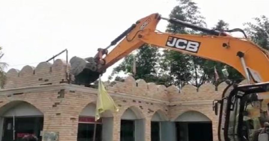 आजम खान के करीबी सपा नेता के होटल पर चला बुलडोजर, 1 करोड़ से अधिक की जमीन कब्जा मुक्त