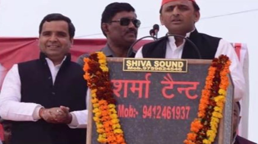 सपा ने एक बार फिर परिवार पर जताया भरोसा, अखिलेश ने चचेरे भाई धर्मेंद्र को बनाया प्रत्याशी