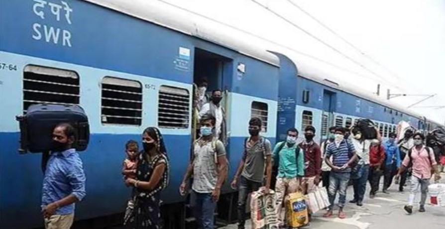 भारत बंद यूपी में बेअसर! ट्रेन निरस्त होने से बढ़ी यात्रियों की परेशानी...स्टेशनों पर फंसे रहे