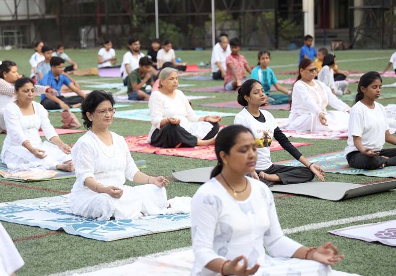 योग से निरोग का जोरदार संदेश दिया सी.एम.एस. छात्रों ने