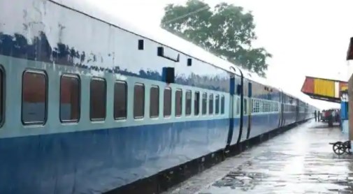 रेल किराए में कब बहाल होगी बुजुर्गों की छूट? कोरोना के नाम पर 2 साल से जारी है पाबंदी