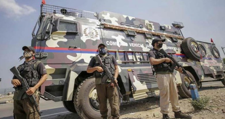 दक्षिण कश्मीर के बिजबिहाड़ा में आतंकियों का पुलिस काफिले पर ग्रेनेड हमला, पुलिसकर्मी घायल