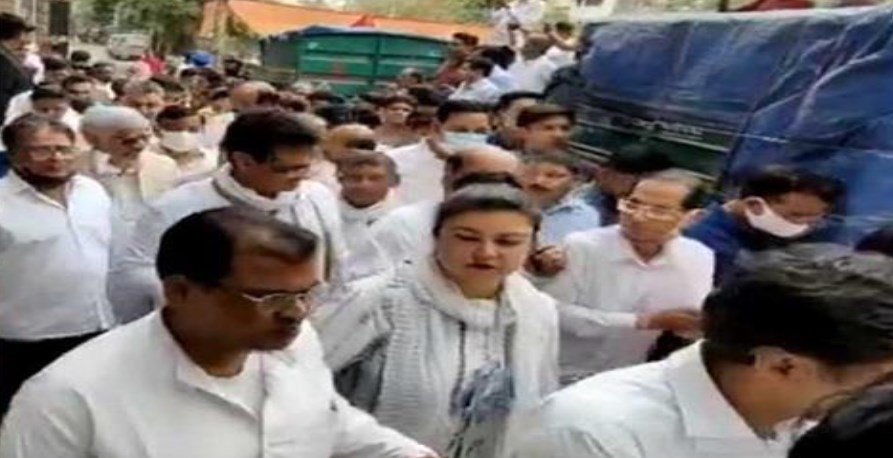 लखनऊ: राहुल गांधी के समर्थन में कांग्रेस कार्यकर्ता सड़क पर उतरे