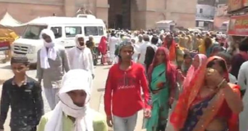 वाराणसी: ज्ञानवापी में आज जुमे की नमाज में भारी संख्या में उमड़े नमाजी,