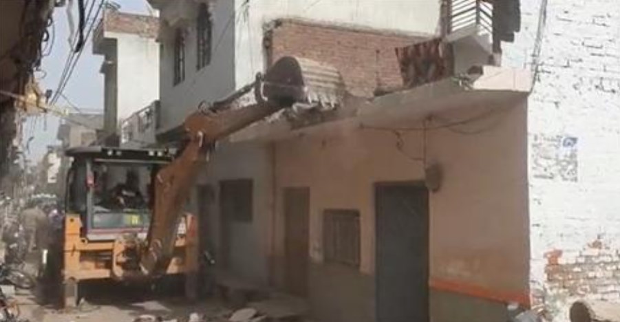 सहारनपुर में 2 उपद्रवियों के घर चला बुलडोजर, पुलिस कर रही ताबड़तोड़ गिरफ्तारी