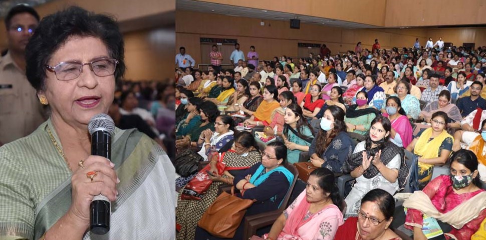 Lucknow Mayor, Ms Sanyukta Bhatia felicitates mothers of seven CMS meritorious students selected in the IAS Exam this year