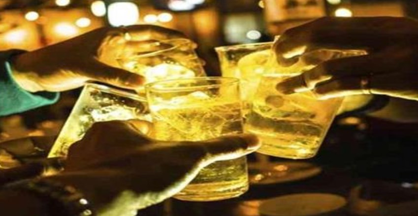 एक्शन में UP पुलिस: नोएडा में सार्वजनिक स्थान पर शराब पी रहे 320 लोगों के खिलाफ पुलिस कार्रवाई