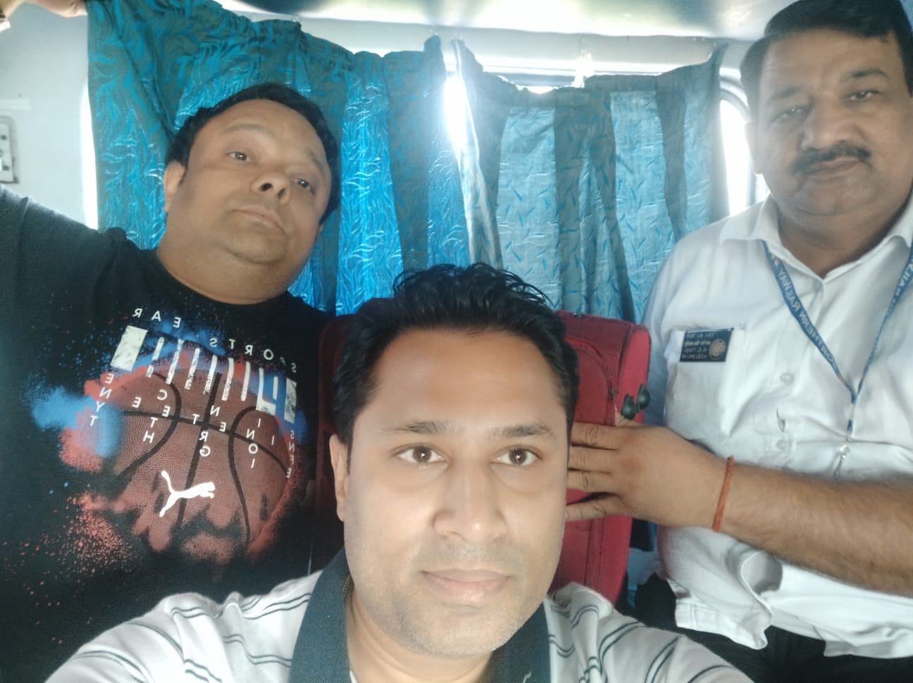 मुख्य टिकट निरीक्षक नरेंद्र त्यागी के प्रयास से यात्री की ट्रेन में छूटी अटैची मिली