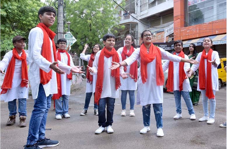 साइकिल रैली व नुक्कड़ नाटक द्वारा पर्यावरण संरक्षण का संदेश दिया सी.एम.एस. छात्रों ने