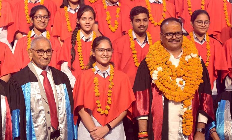 उप-मुख्यमंत्री श्री ब्रजेश पाठक ने मेधावी छात्रों को किया सम्मानित