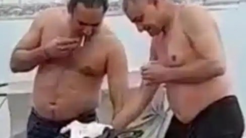 प्रयागराज संगम घाट पर लड़े जाम पर जाम: बाइक पर बनाया पेग, पुरोहित ने वीडियो