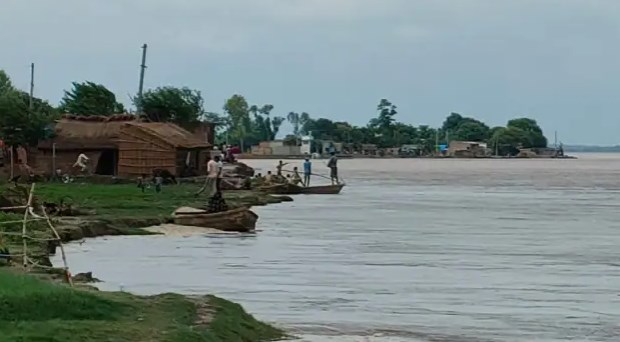 यूपी की नदियों का बढ़ने का लगा जलस्तर,जमीन काट रही घाघरा, चौका में भी बढ़ा पानी
