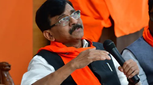 अब बागी सांसदों को अयोग्य ठहराने की मांग, लोकसभा स्पीकर से मिले शिवसेना नेता संजय राउत